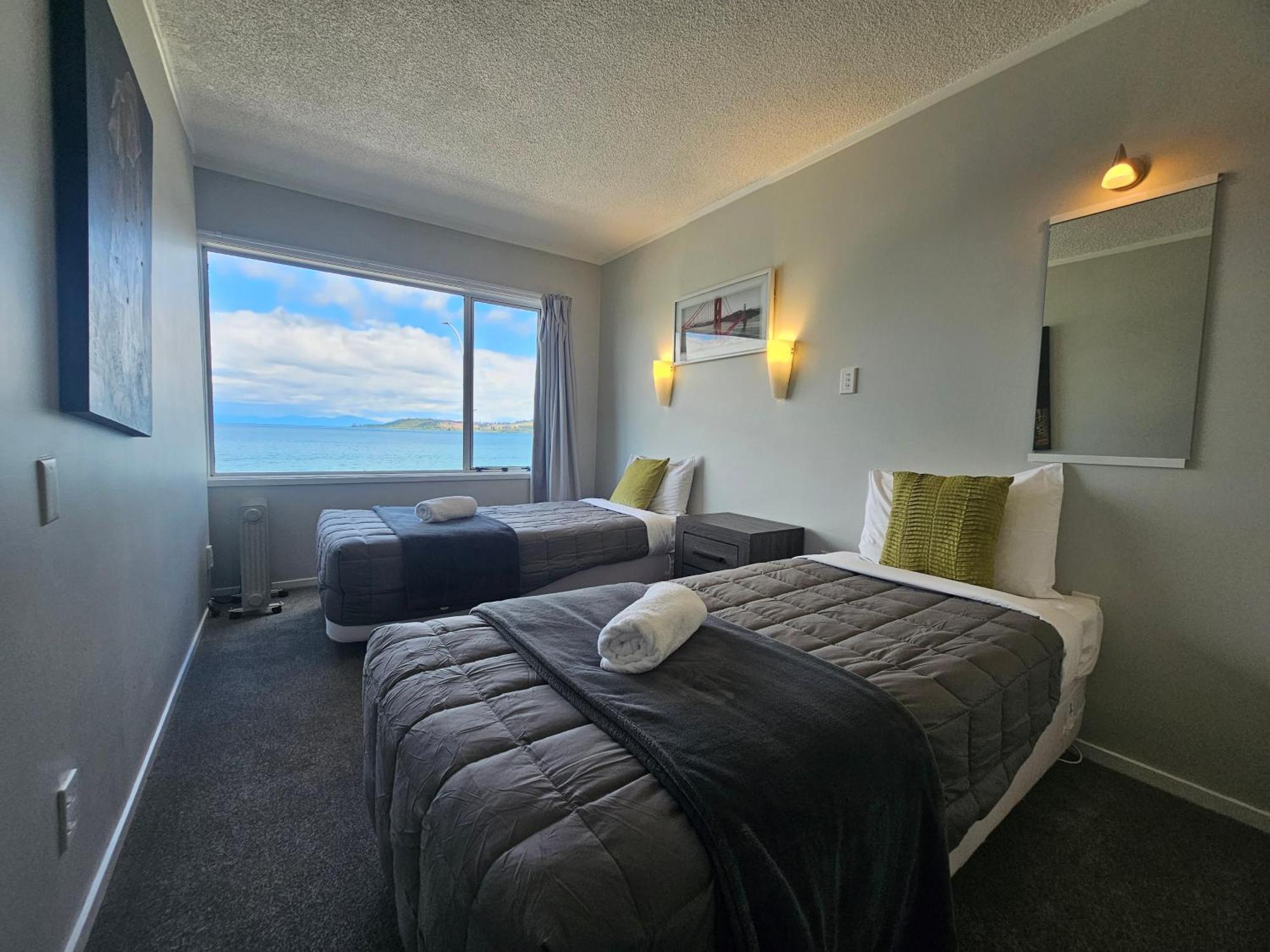 Tui Oaks Motel Taupo Bagian luar foto