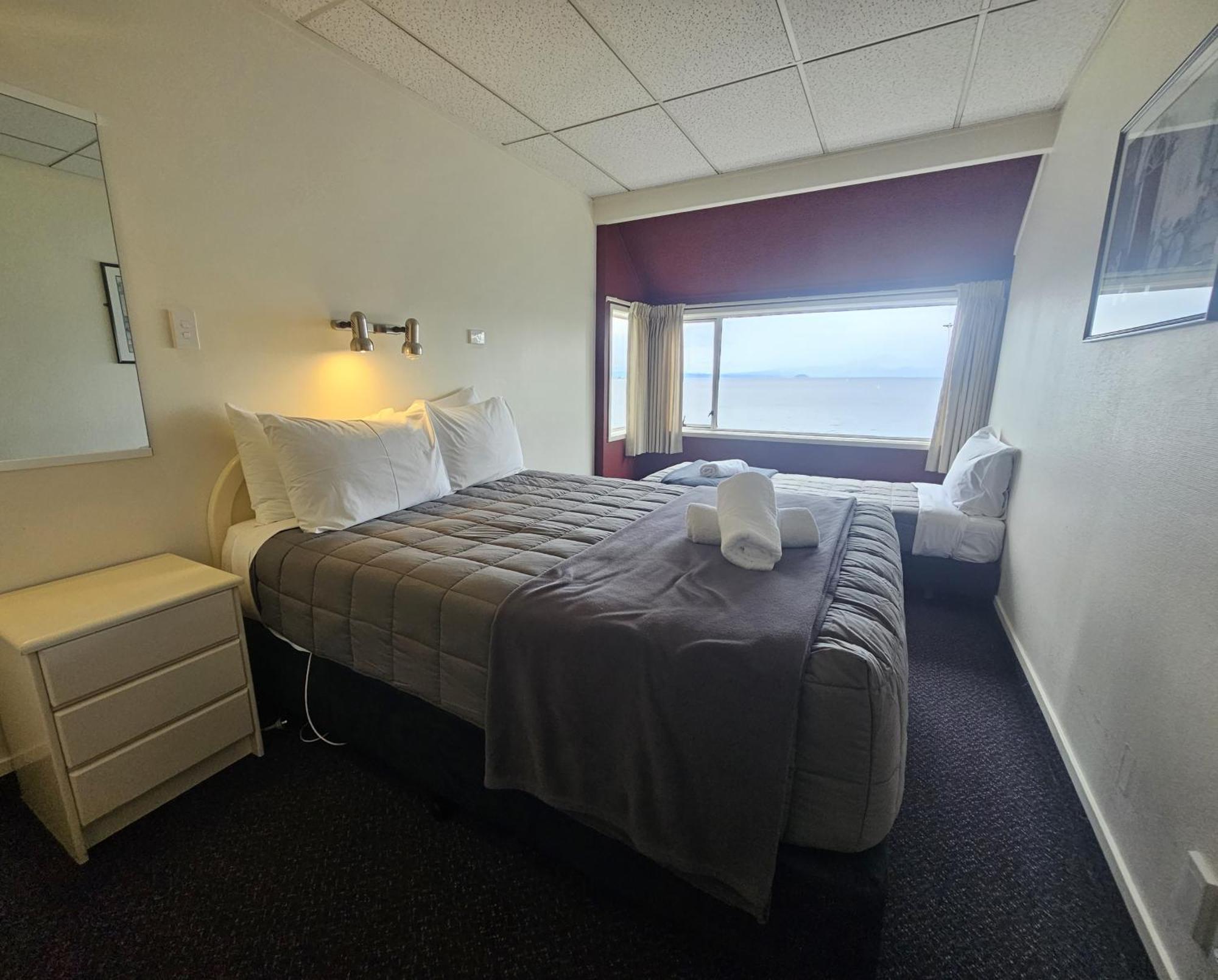Tui Oaks Motel Taupo Bagian luar foto